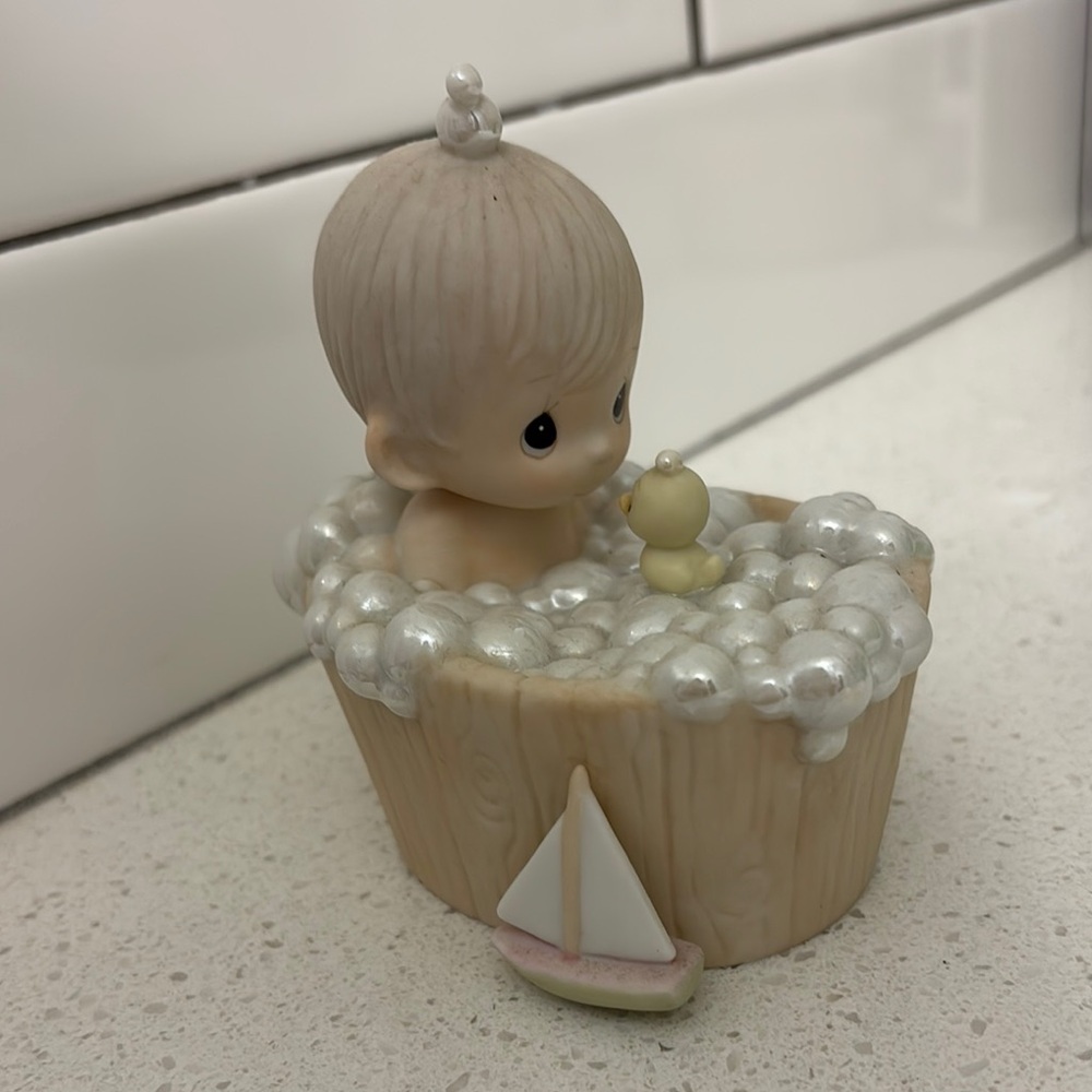 Precious Moments 1987 A Tub Full Of Love Figurine #104817